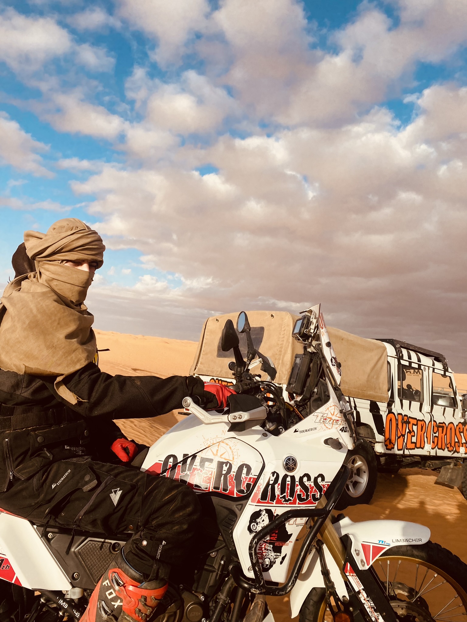Endruros am Rand der Sahra Tozeur - Mos Espa mit der YAMAHA Leihmaschine auf Motorradreise durch die tunesische sahara