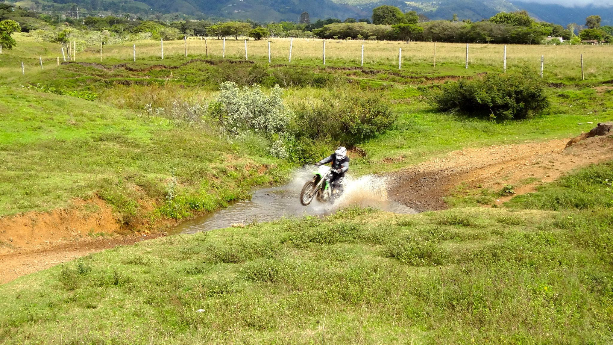 Auf der Südamerika Goo North Motorradtour geht es auch durch das kühle Nass