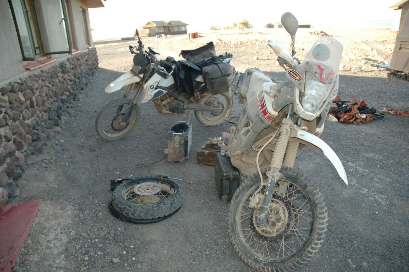 Reparatur eines Motorrades während unserer Motorradreise durch den afrikanischen Kontinent