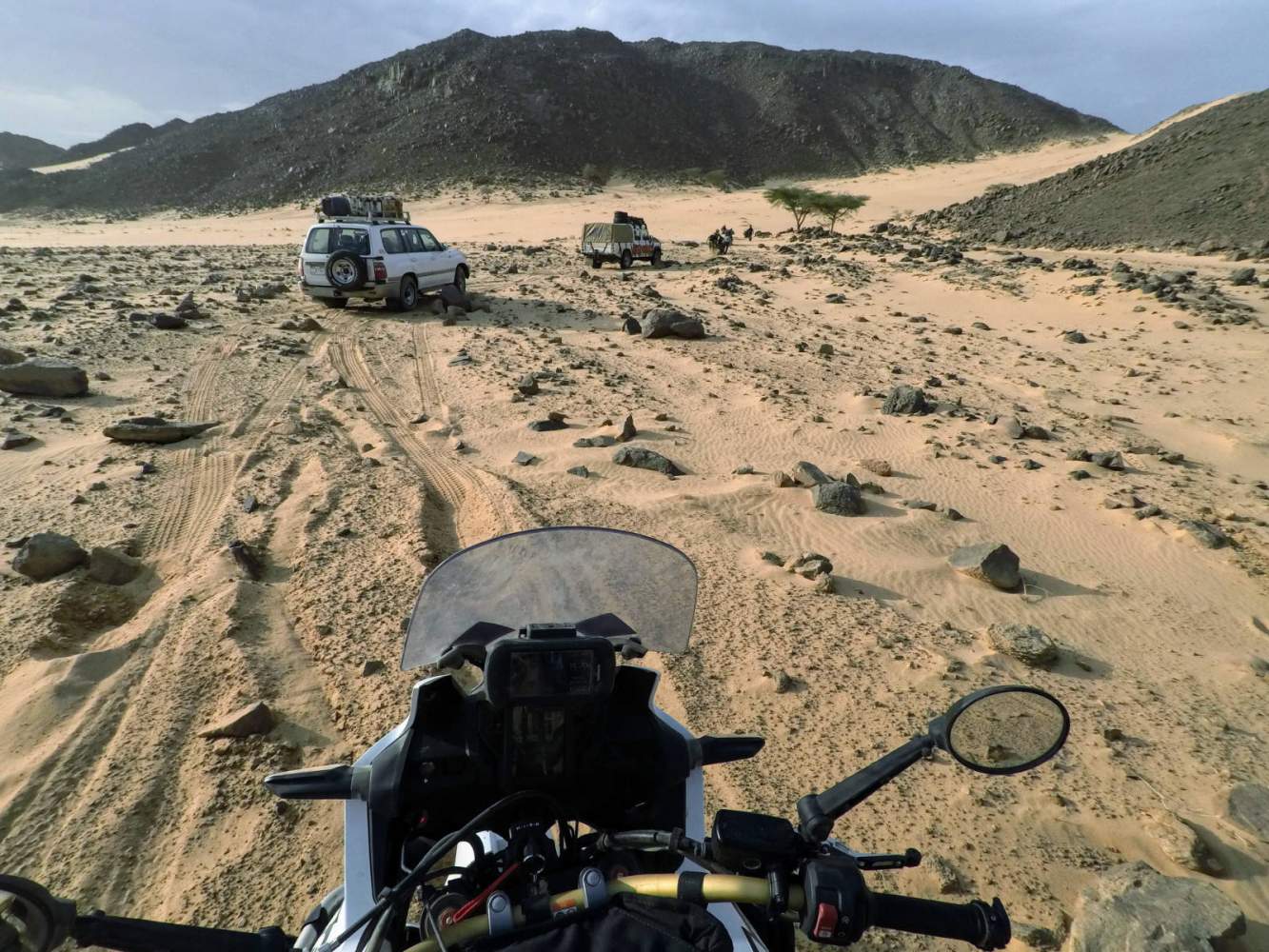 Mit dem Motorrad und Geländewagen offroad durch Sand