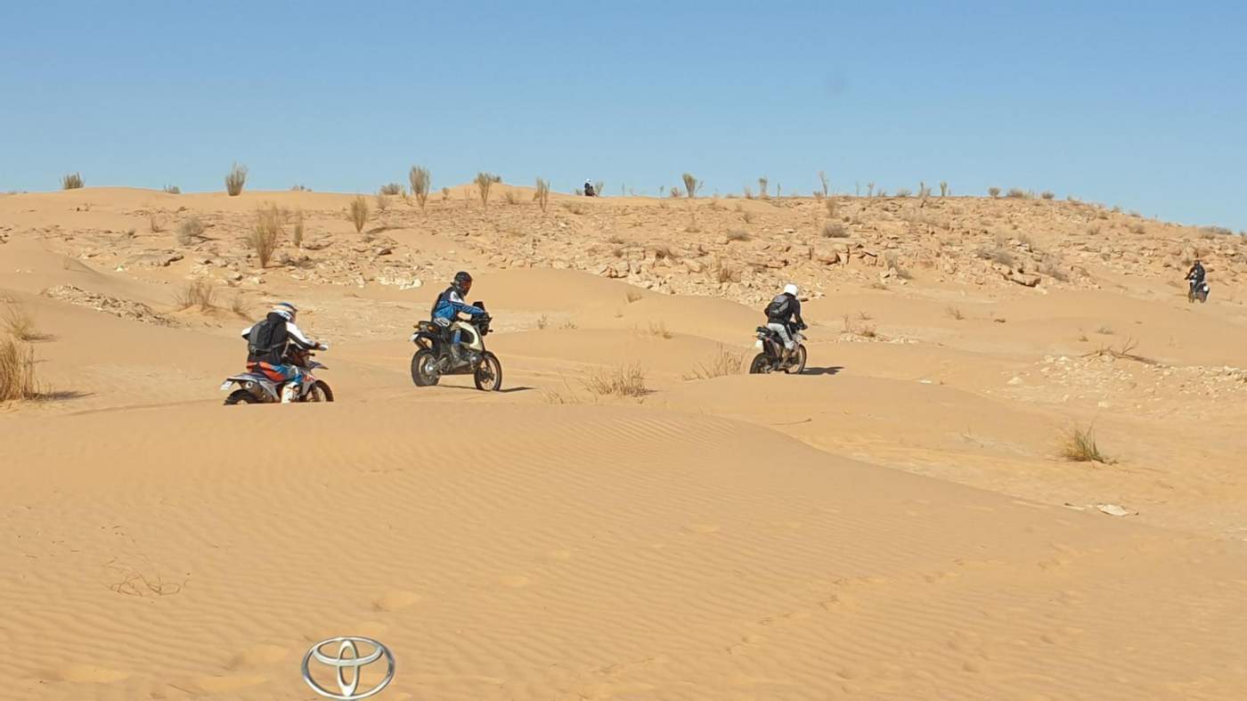 Der Weg in die Oase Ksar Ghilane auf unserer Motorradreise in Tunesien