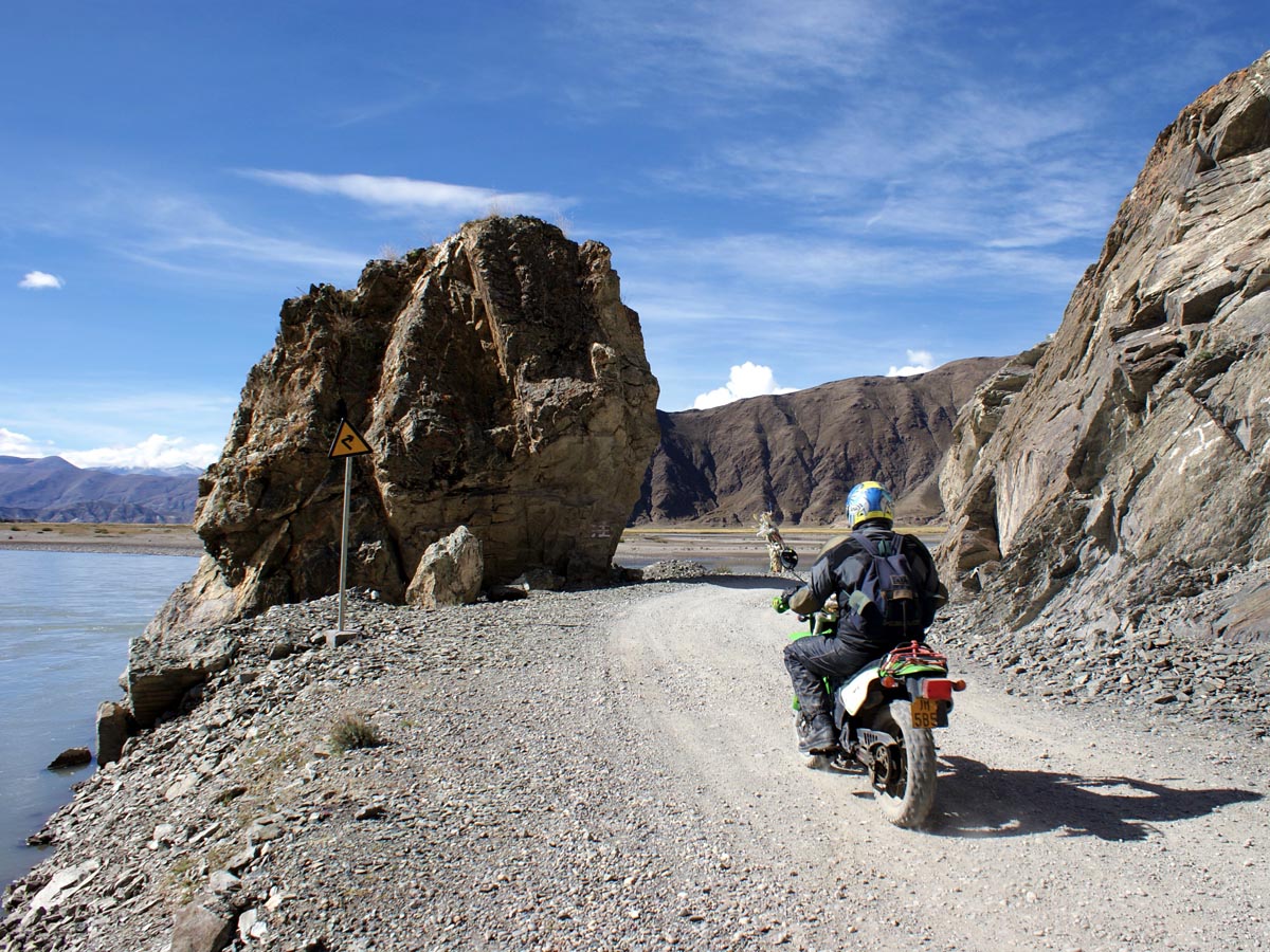 Mit dem Motorrad entlang am Yamdrok Tso See in Tibet China Asien