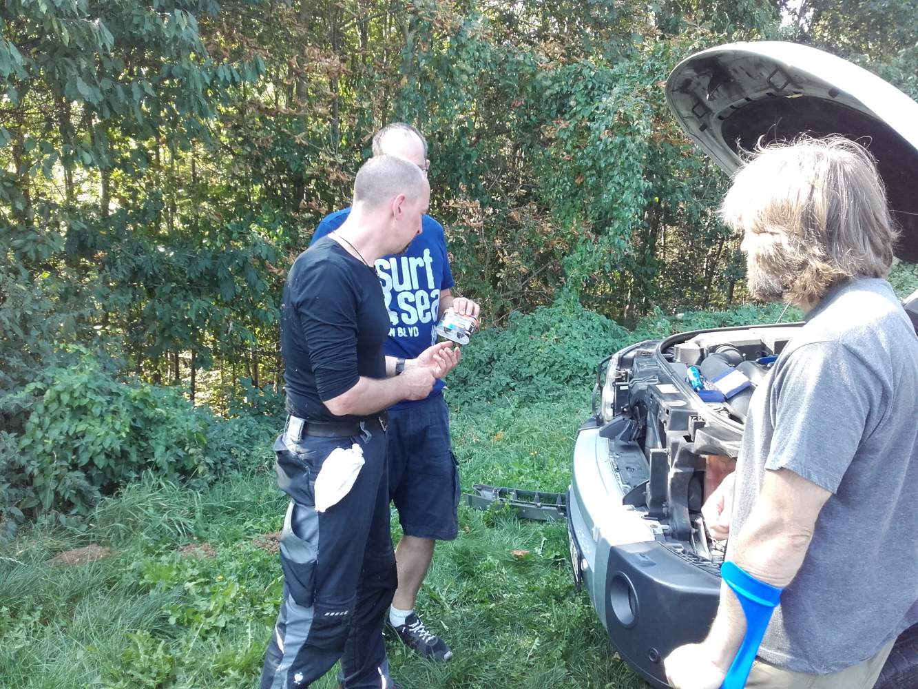 Unser Kursleiter am Erklären beim Geländewagen-Buschschrauberkurs mit Overcross Unser Kursleiter am Erklären beim Geländewagen-Buschschrauberkurs mit Overcross