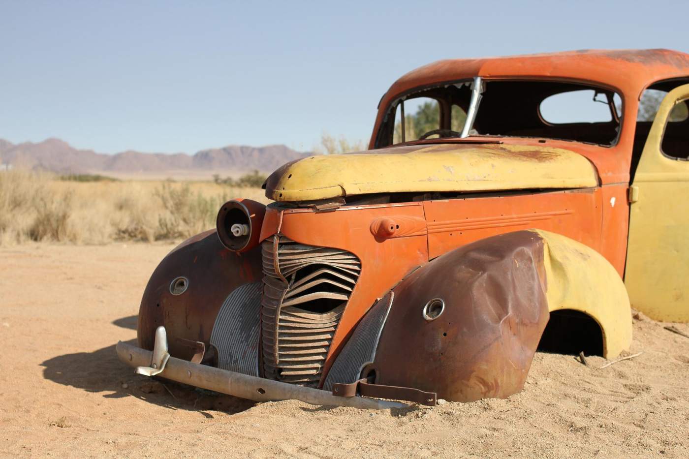 altes Auto in der Wüste Namibias - Overcross Abenteuer Reisen