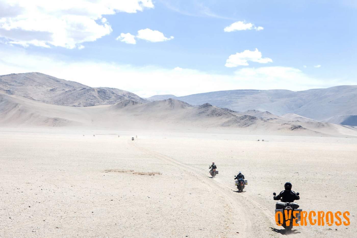 Auf der Transkontinental Motorradexpedition durch Osteuropa in die Mongolei geht es mit Reiseenduros durch die Weiten der Wüste Gobi.