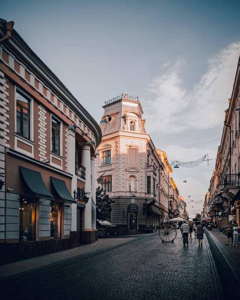 Historische Straße in Lwiw, gesäumt von prächtigen Gebäuden und Kopfsteinpflaster.