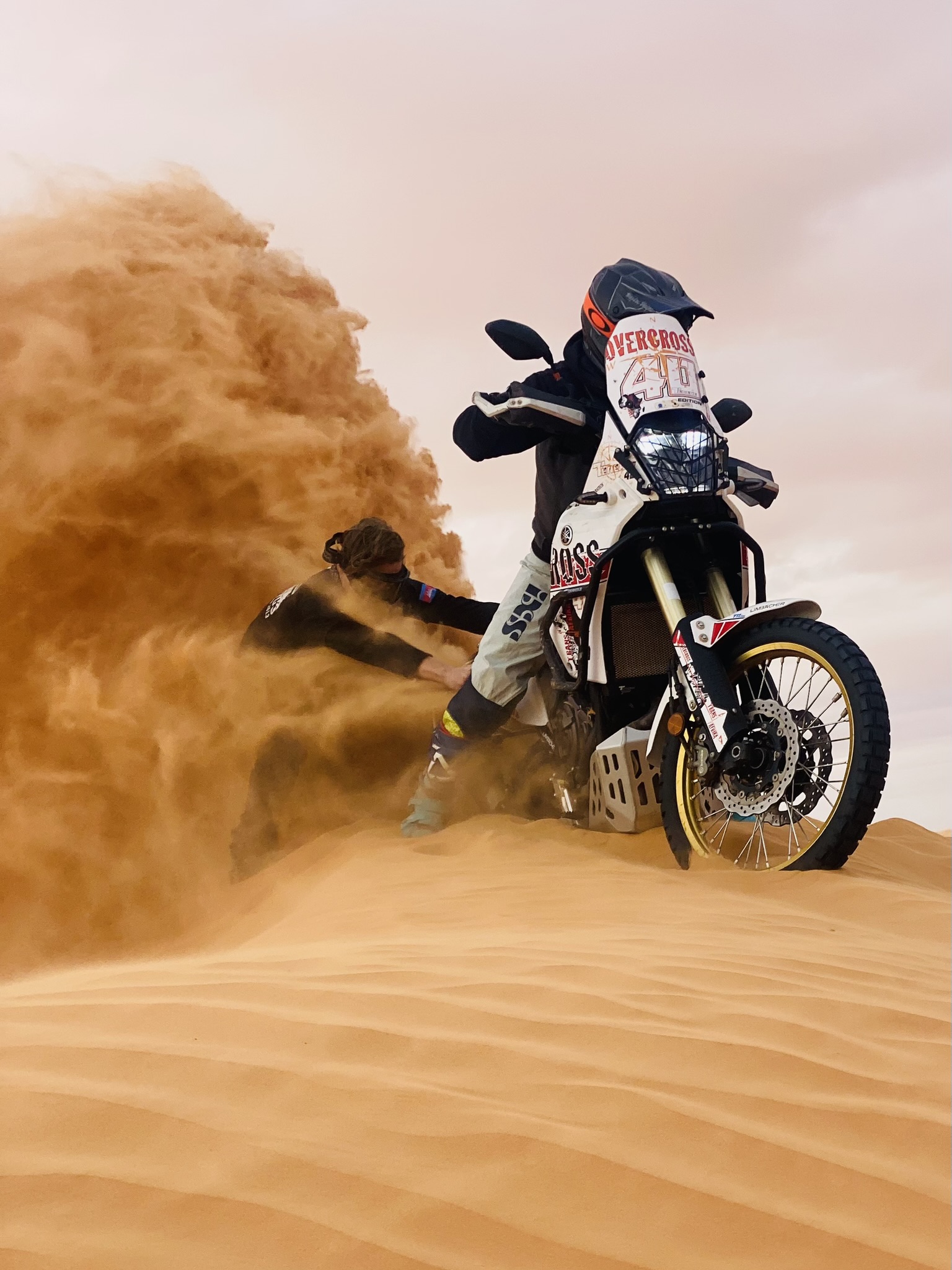 Motorrad Abenteuer in der Wüste, gassssss ist rechts nur die Harten......schlucken Sand