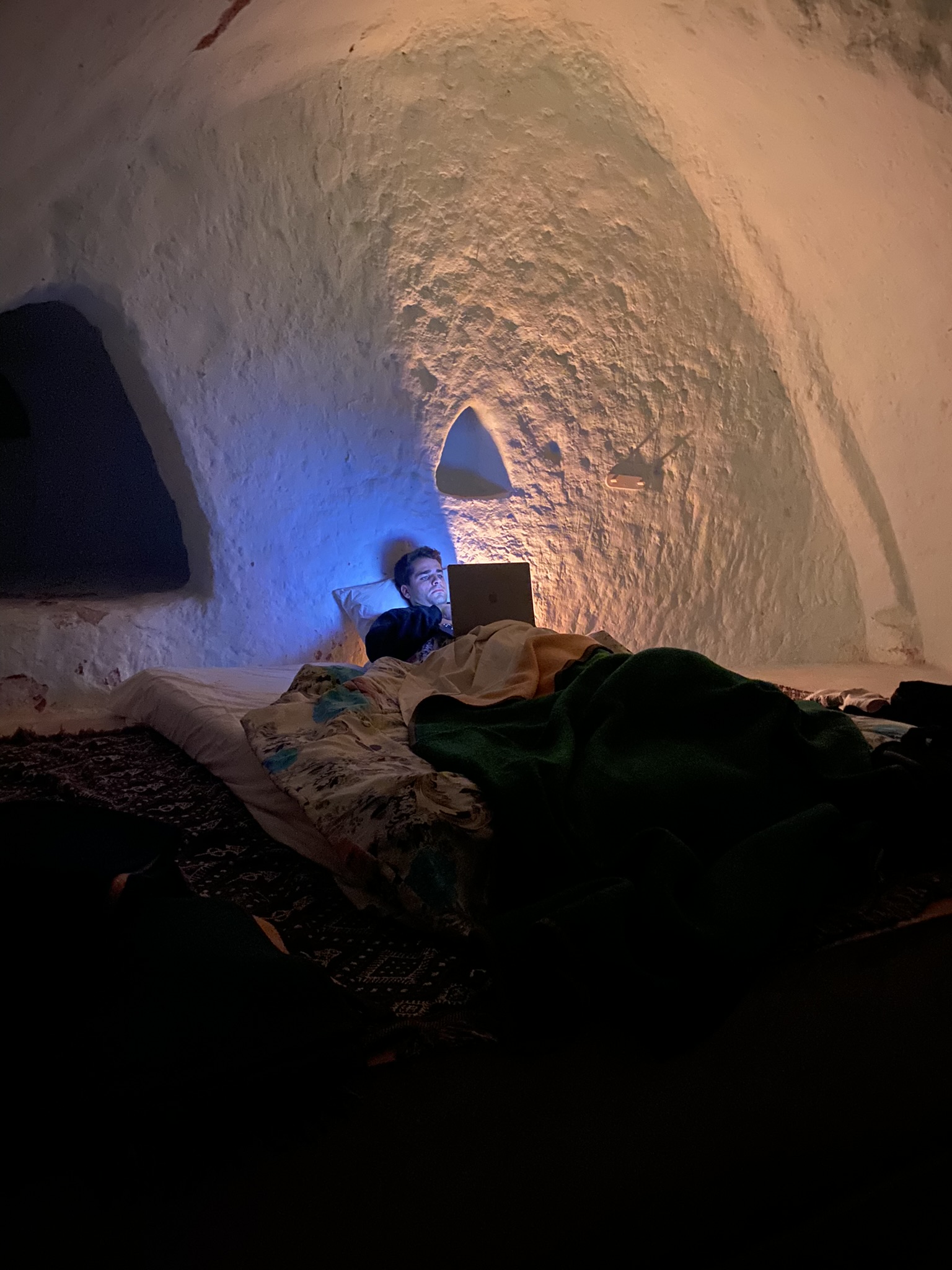 Enduro Reise im Norden Afrikas in einer Höhlen Wohnung nahe dem Drehort von Star wars