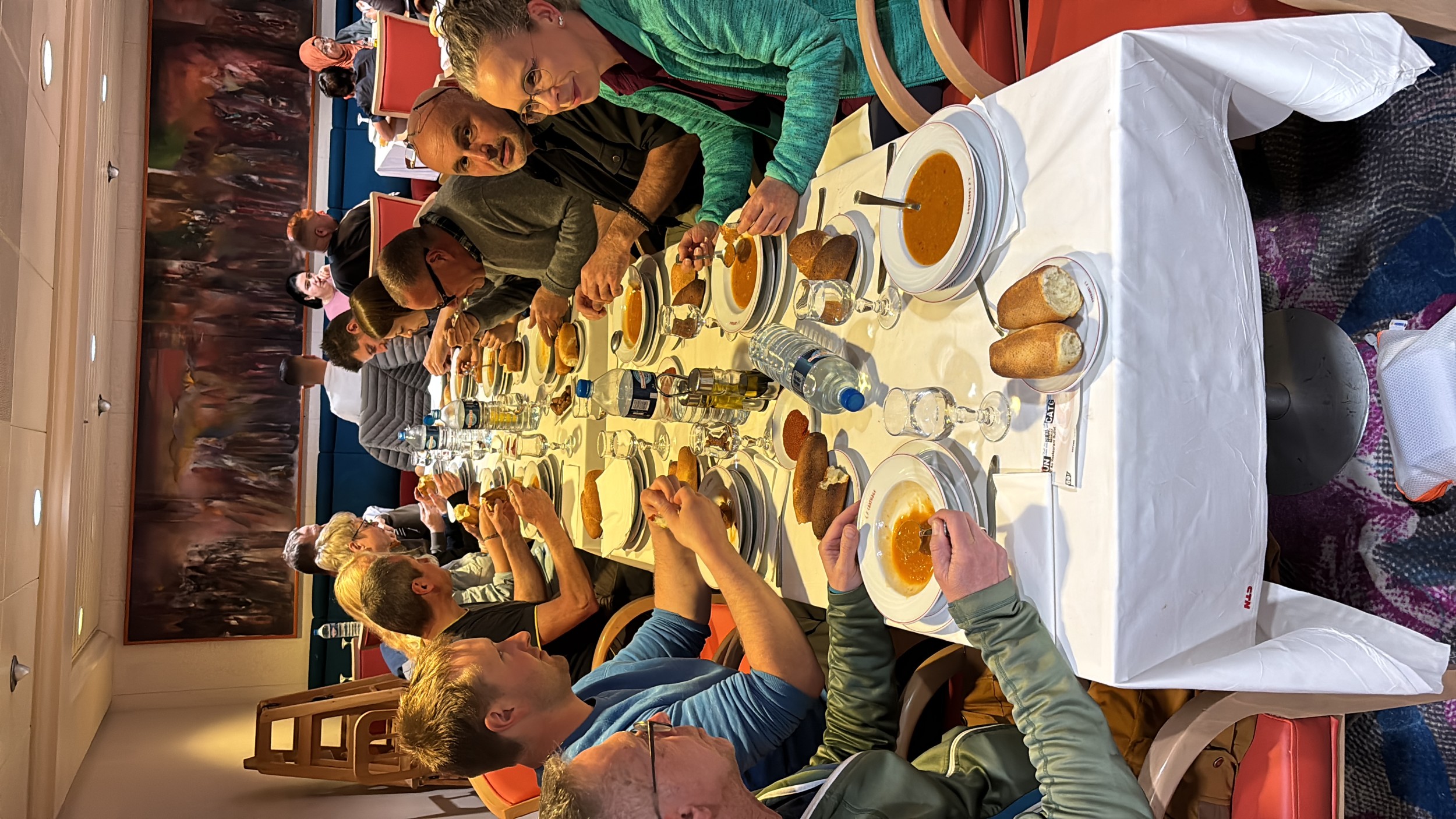 Offroadreisen mit der fähre nach Afrika beim Abendessen mit der Reisegruppe