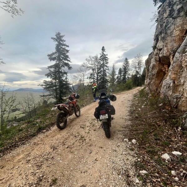 Endurotour Bosnien, Motorräder auf Schotterweg in bosnischen Bergen