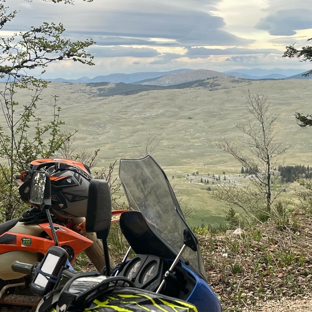 Endurotour Bosnien, Motorrad vor bosnischer Landschaft