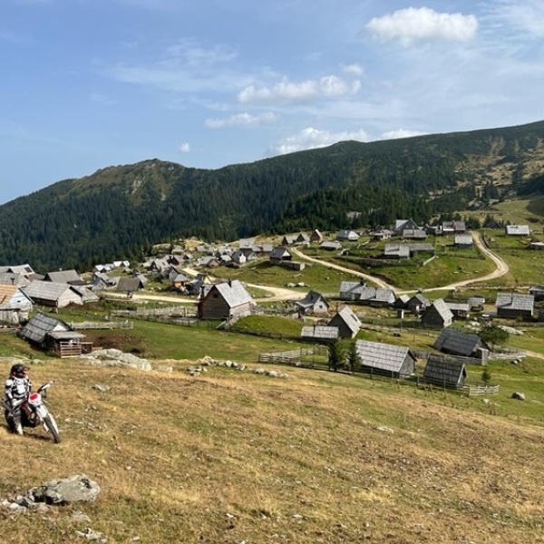 Endurotour Bosnien, altes bosnisches Dorf in den Bergen