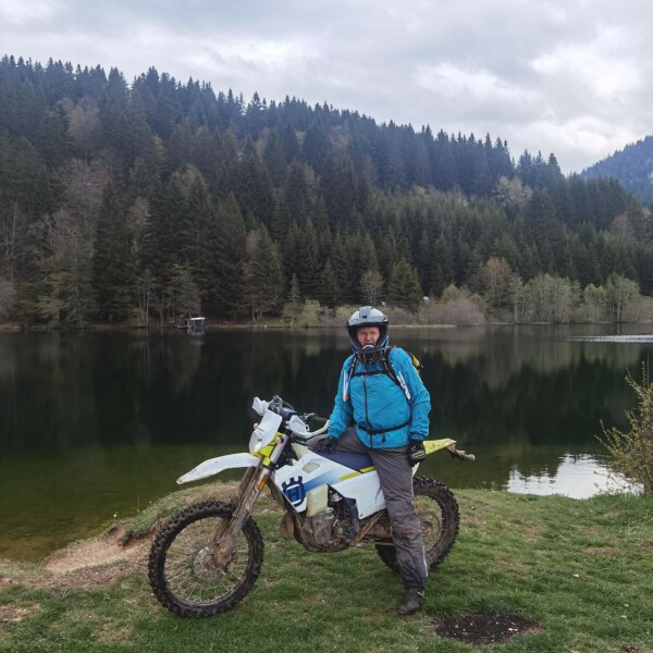 Endurotour Bosnien, Motorradfahrer vor schönen See.