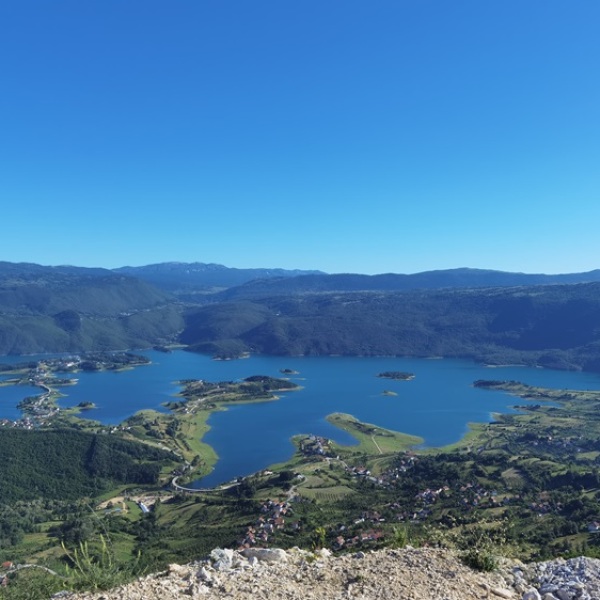 Motorradreisen Bosnien-Herzegowina, Fahren, Schotterstraße  
Besuchen, Restaurant  
Fahren, Rama-See  
Essen, Restaurant  
Fahren, Täler