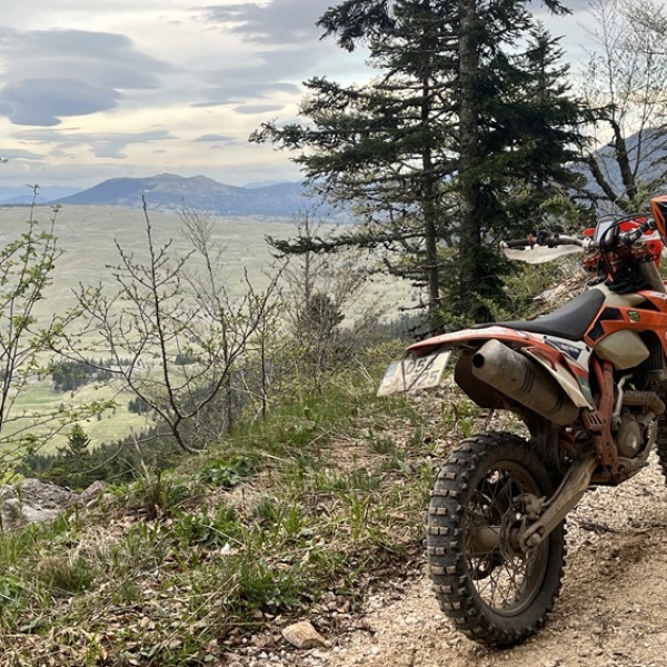Endurotour Bosnien, Enduros auf schotterweg in den Bergen
