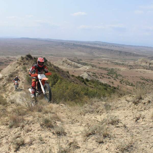 Motorradreisen Georgien, Motorrad auf dem Berg