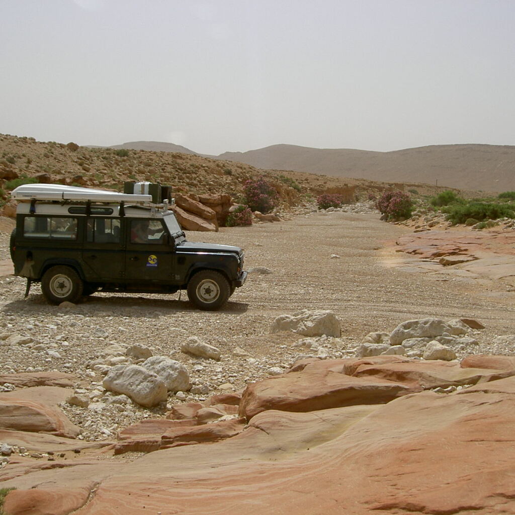 Motorradreisen und eines der Land Rover Defender Begleitfahrzeuge on Tour.