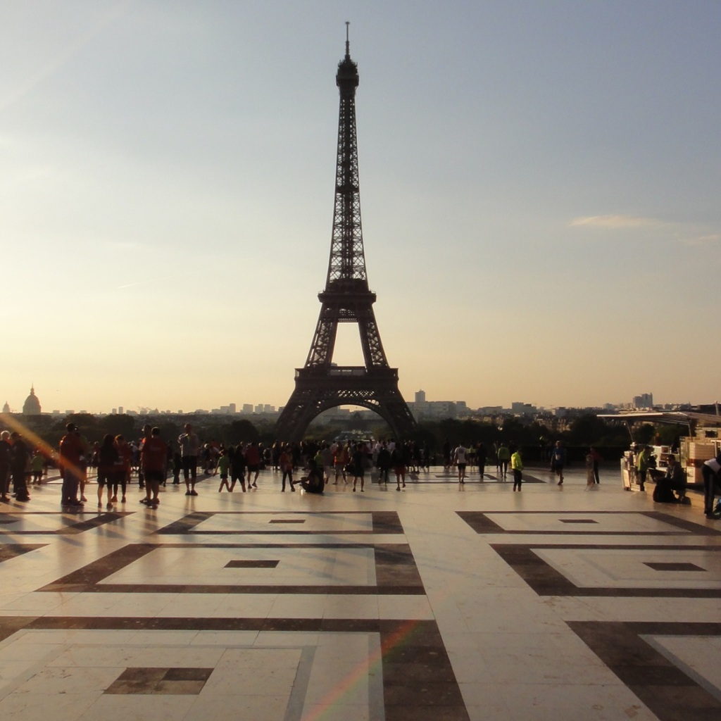 Motorradreise Paris Dakar Start Eifelturm mit dem Motorradreiseveranstalter OVERCROSS