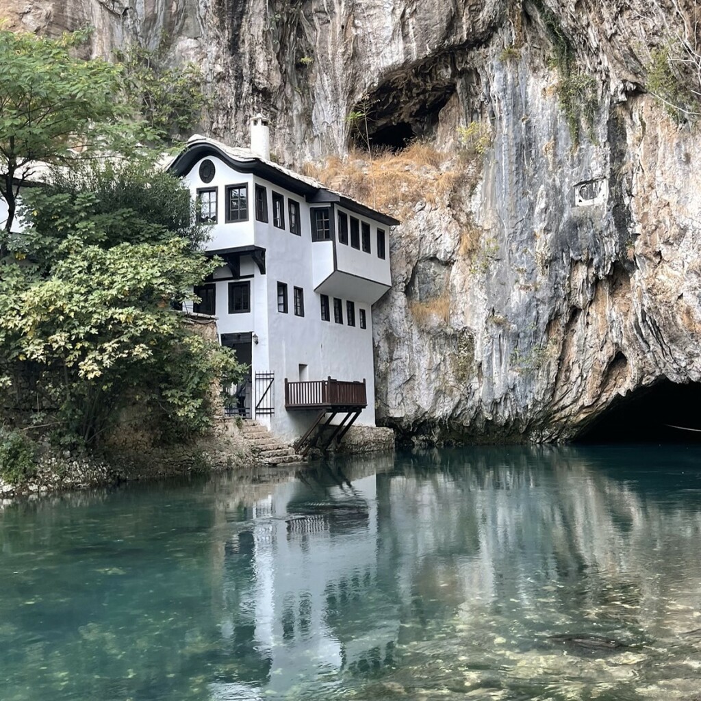 Endurotour Bosnien, schönes Hotel an glasklarem See
