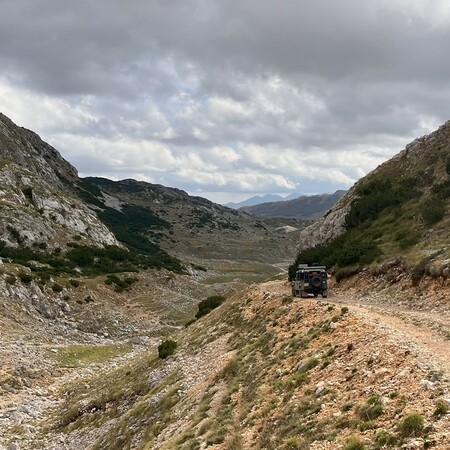 O selvagem Balcã com o 4x4 fora de estrada