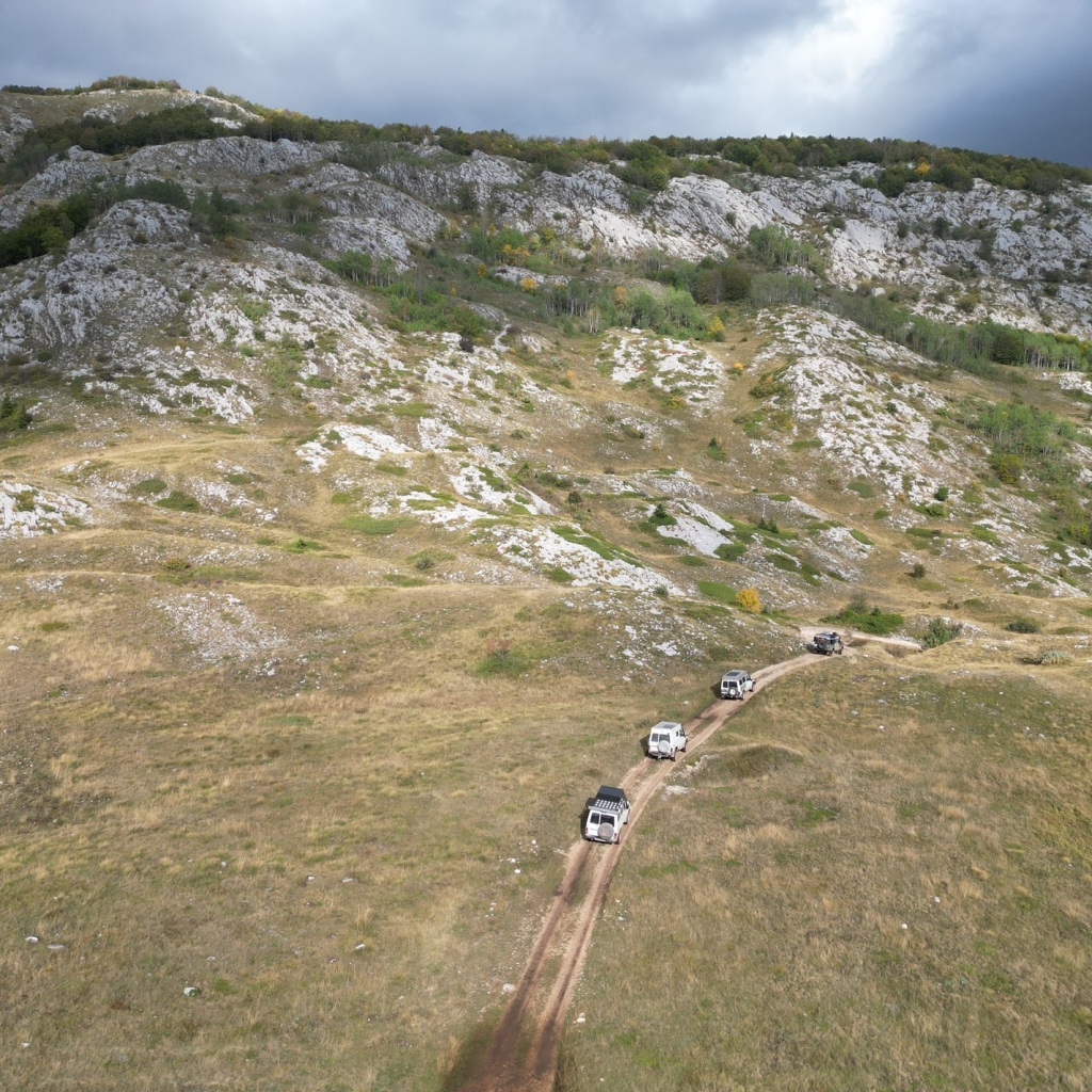 Offroad-Reisen Balkan Berglandschaft Wildcamping
