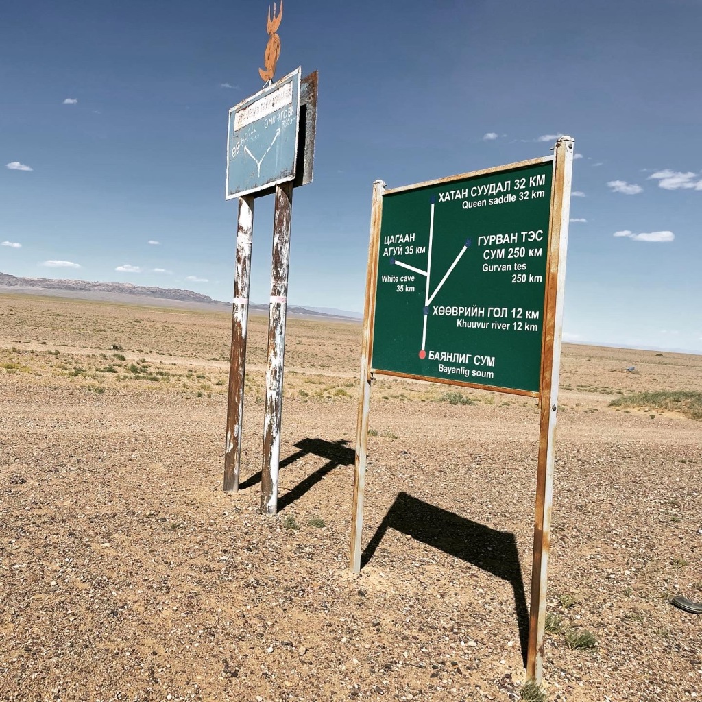 Motorradreisen Asien Steppe Gebirgskette Düne