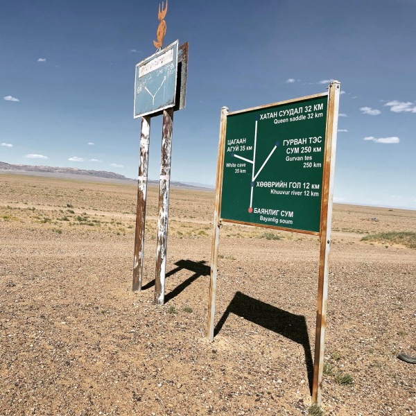 Motorradreisen Asien Steppe Gebirgskette Düne