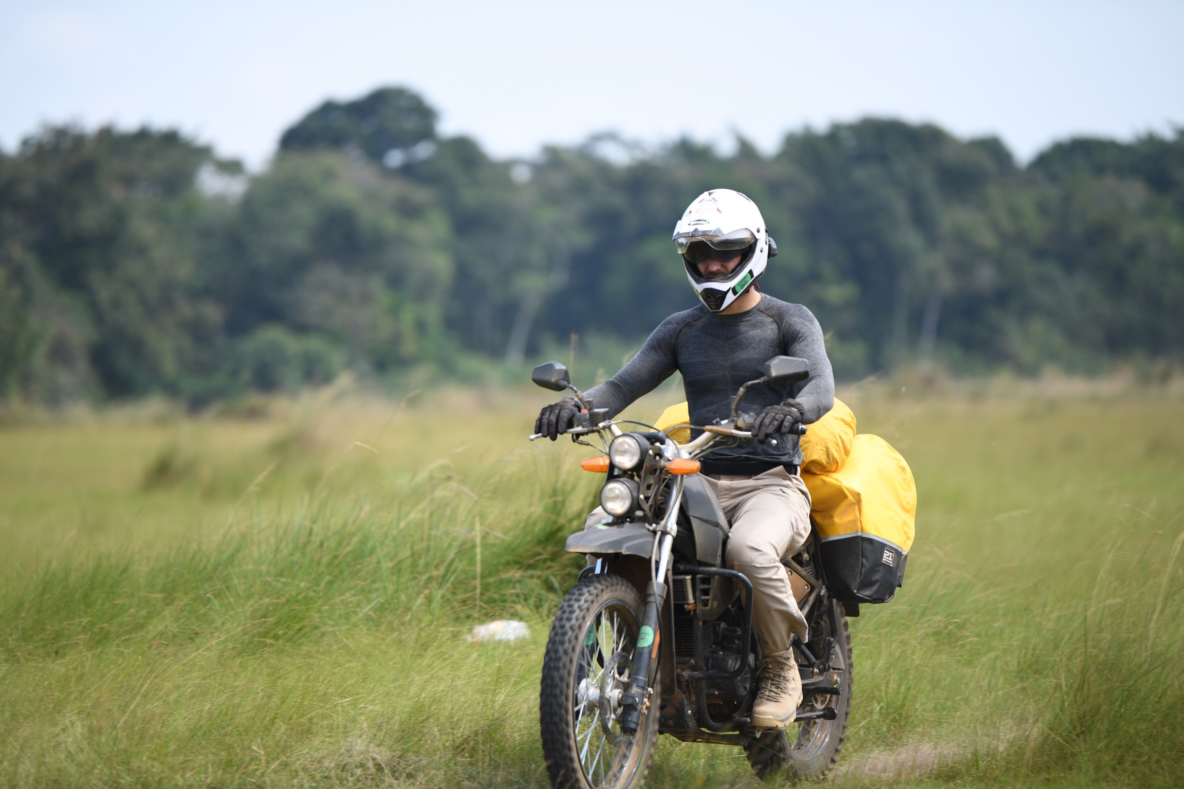 motorradreise-ruanda-nyagatare-teeplantagen-wiesenfahrt