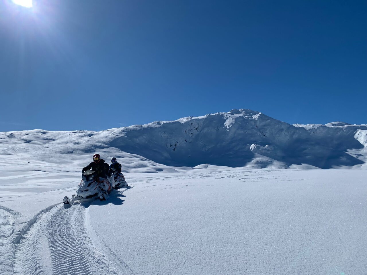 Tour invernale con moto di neve attraverso i Balcani