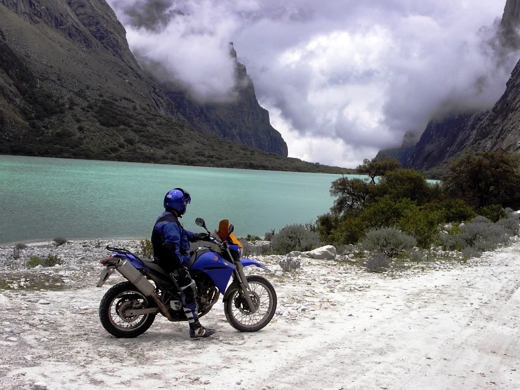 Auf der Endurotour am Fluss