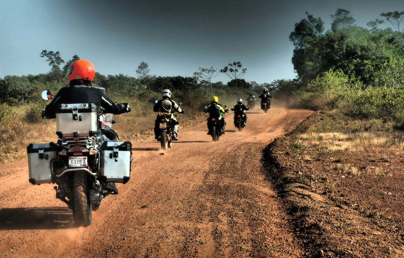 Überfahrt staubiger Pisten auf den Motorradreisen in Argentinien