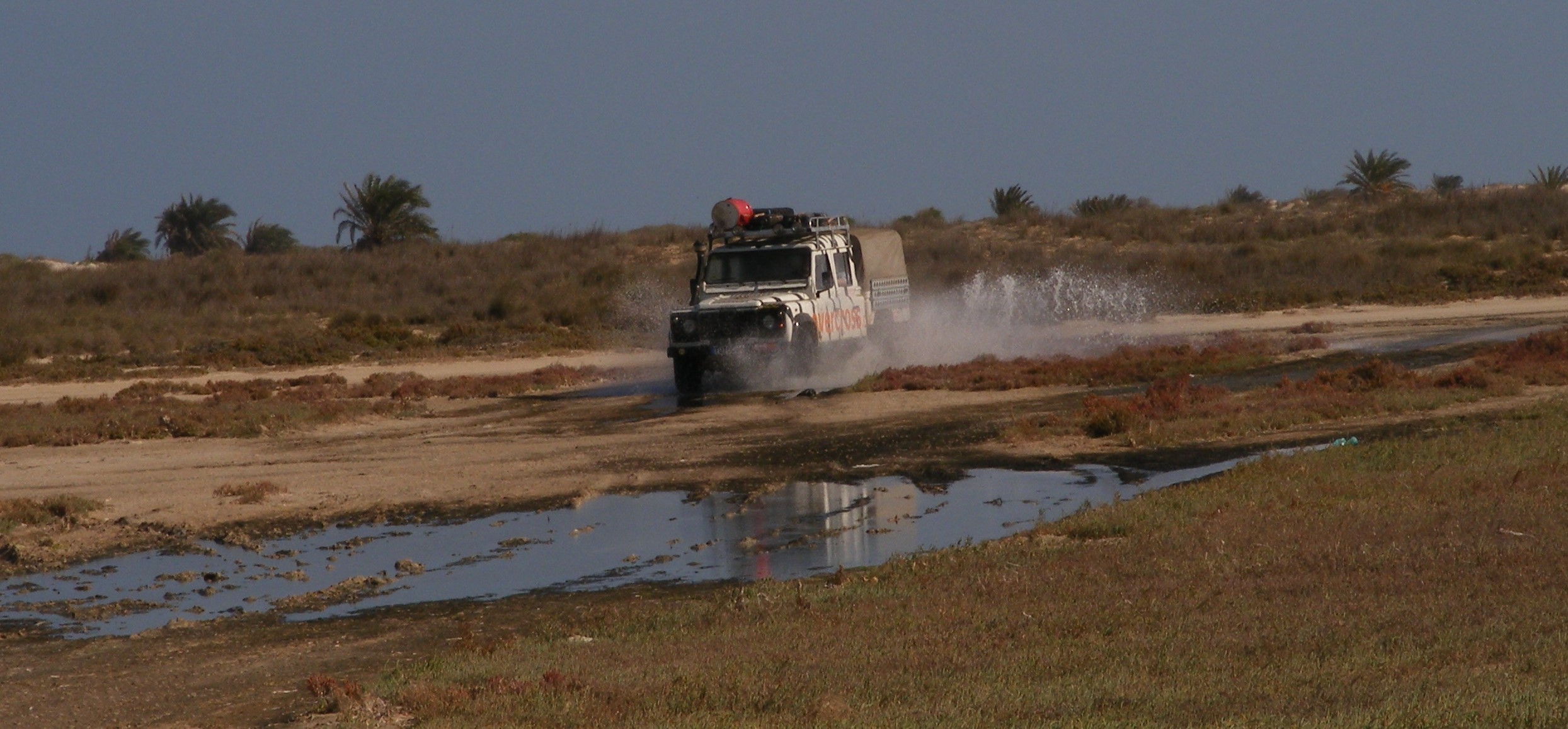 Wasserdurchfahrt mit dem Defender auf unseren 4x4 Reisen in Afrika