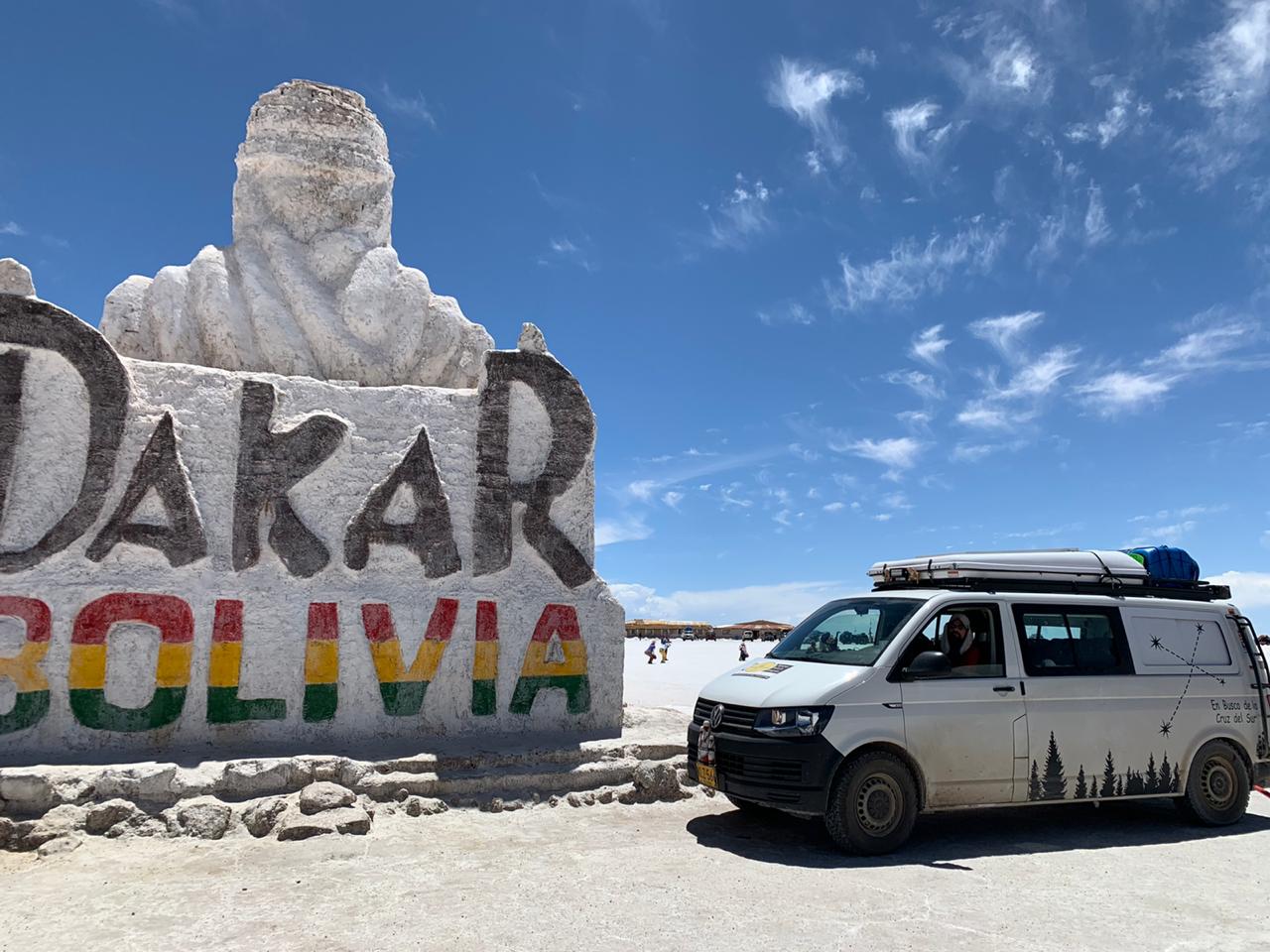 Auf den Spuren der Dakar Rallye am Dakar Monument auf dem Salar de Uyuni