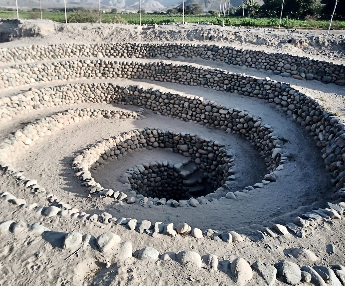 Spiralloch bei Nazca auf unseren Geländewagenreisen durch Südamerika