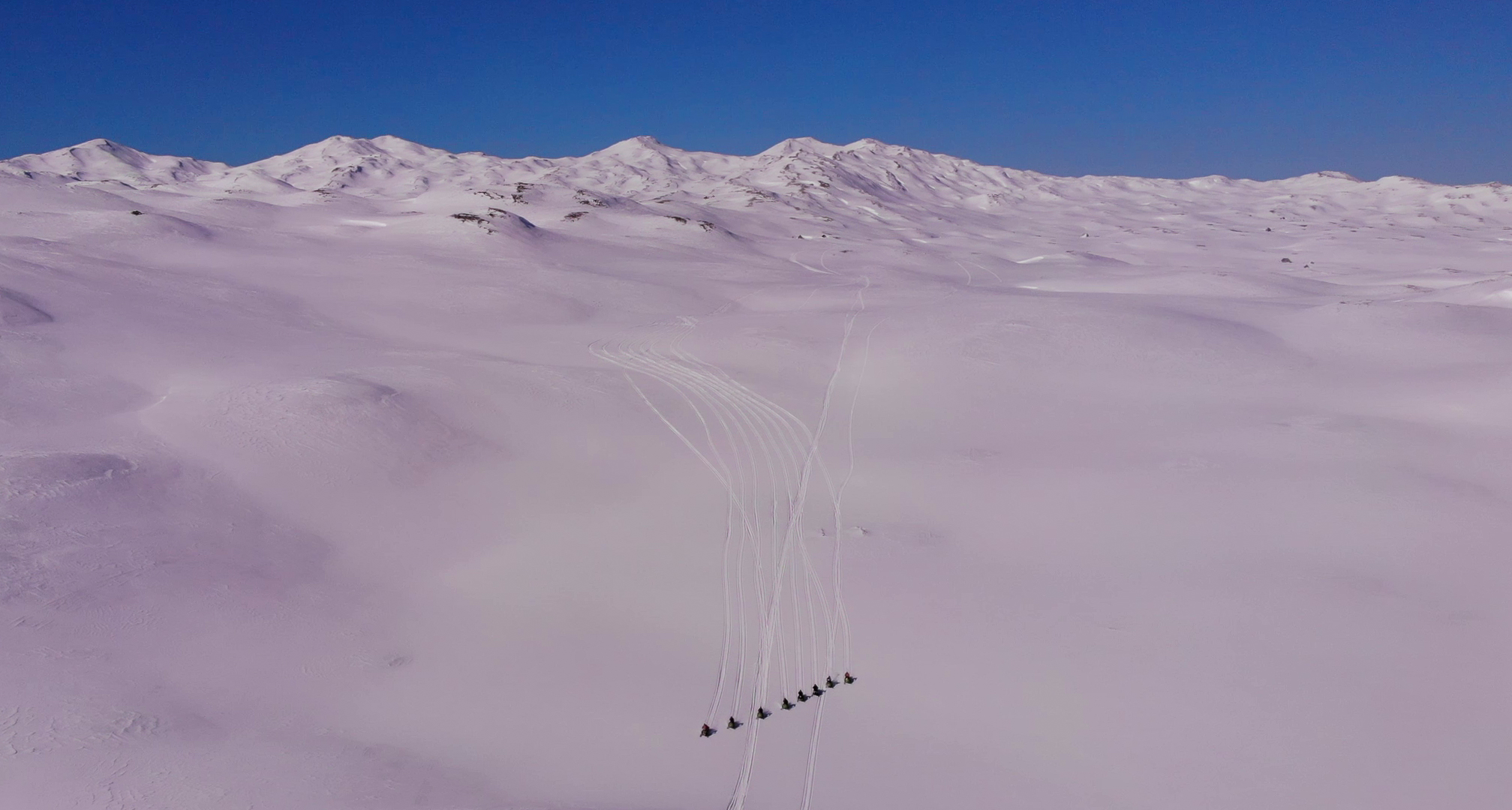 Zusammen auf unserer Rumänien Snowmobil Tour in den Karpaten unterwegs