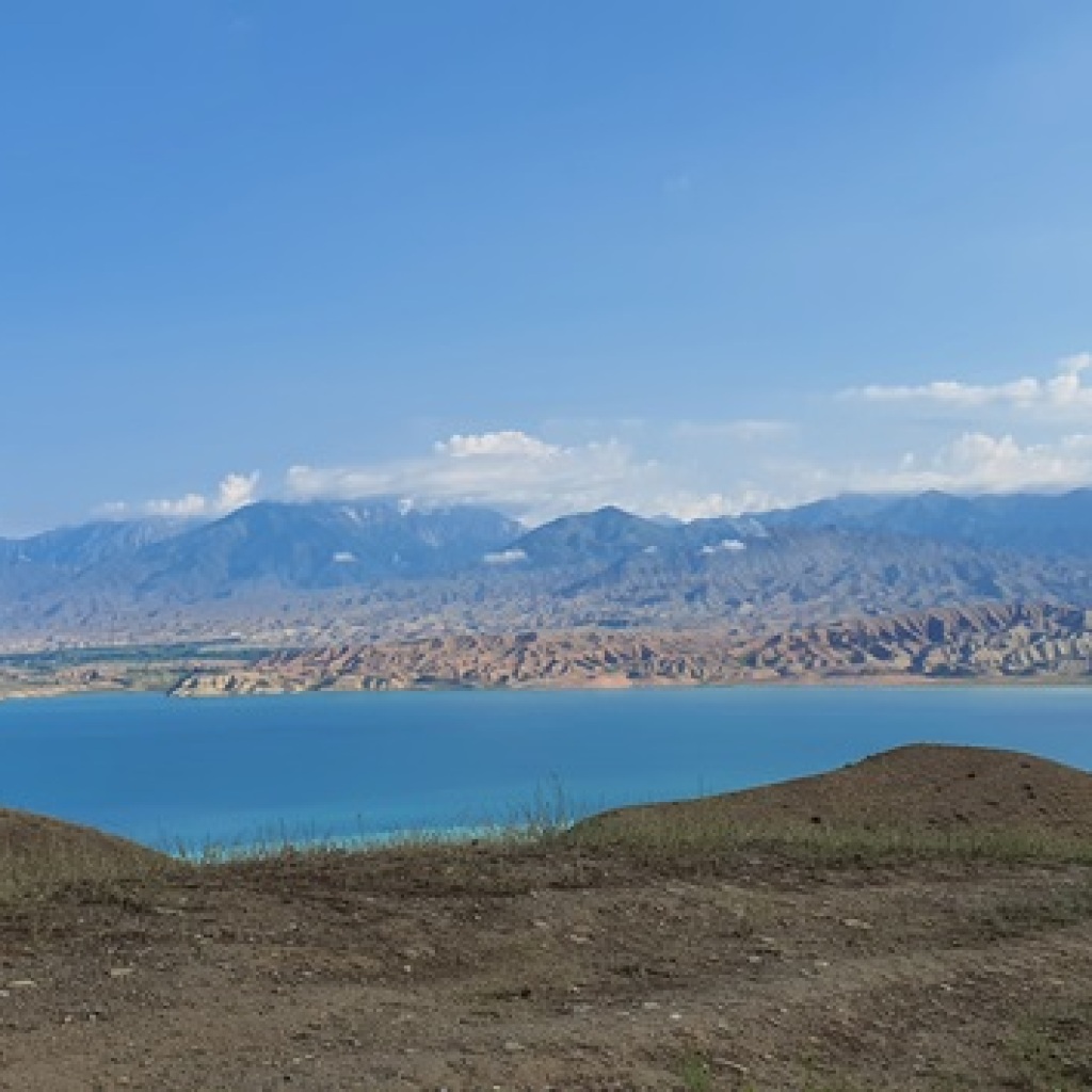 Motorradreisen Kirgistan, schöner Ausblick über türkisblauen See
