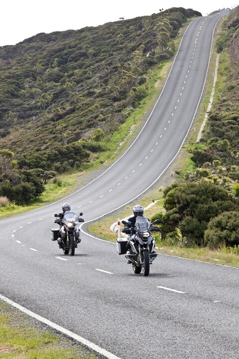 Motorcycle travel New Zealand: Discover curves & landscapes