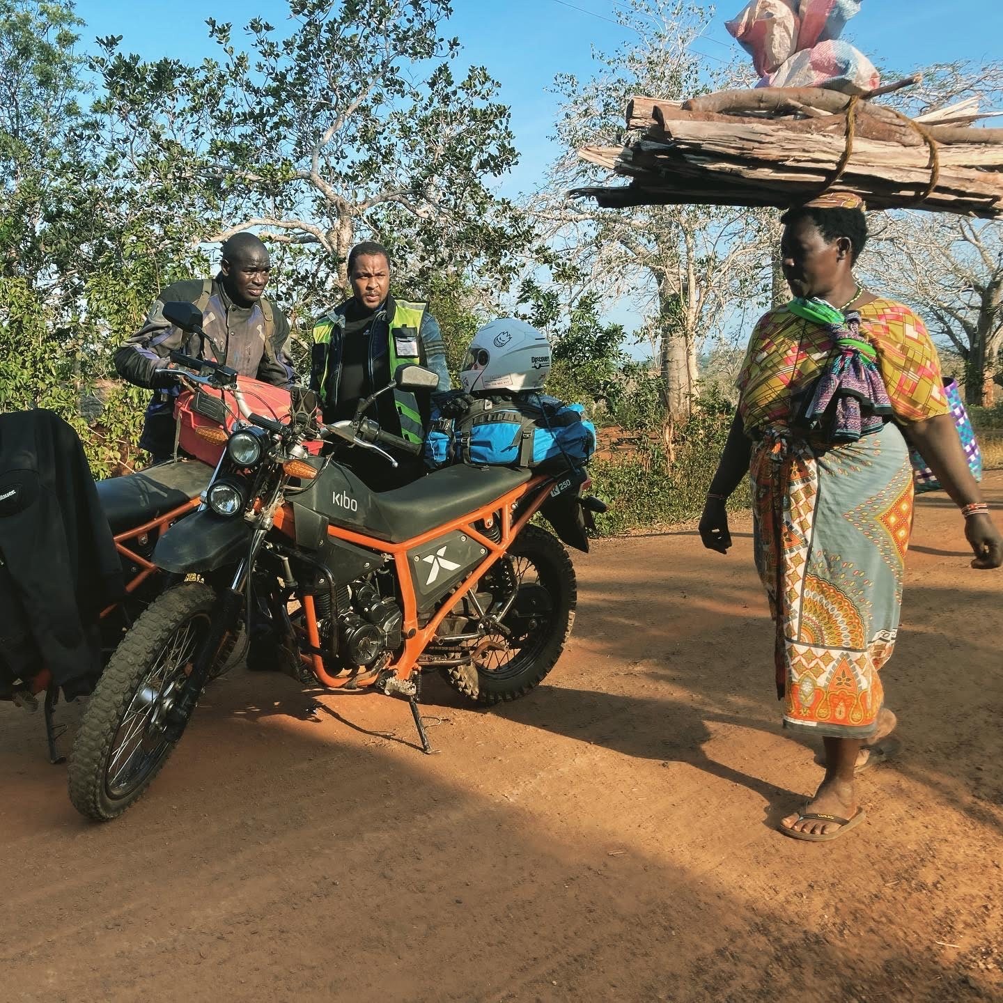Mit dem Motorrad durch afrikanische Dörfer