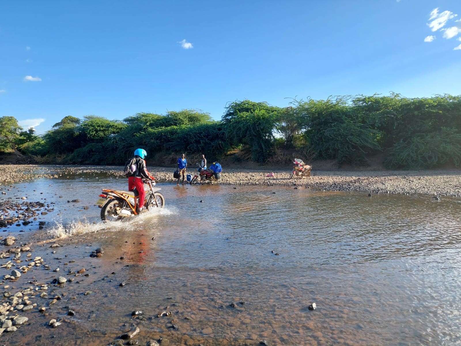Bachüberquerung auf Enduro im Landesinneren von Kenia