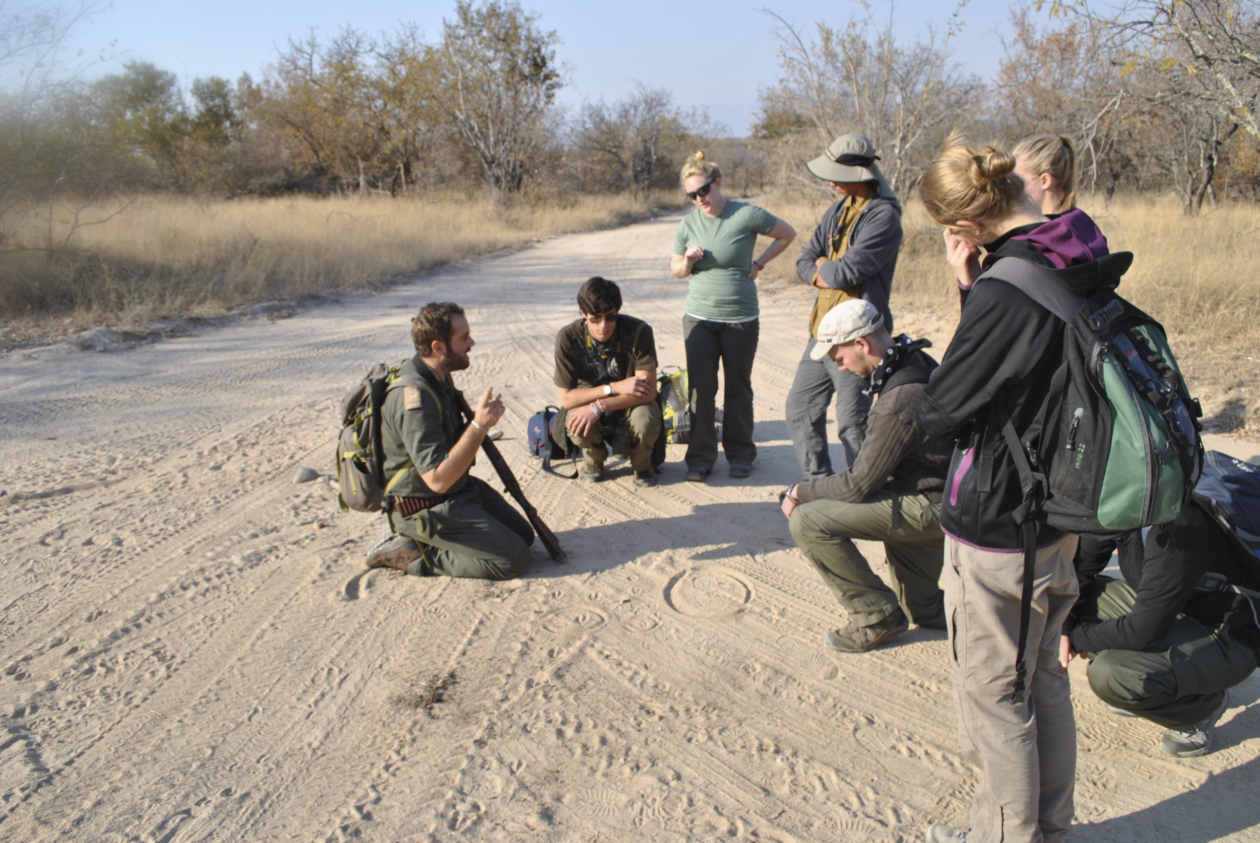 Unser Guide aus einer lokalen Gemeinde erklärt uns die Spuren der afrikanischen Wildtiere
