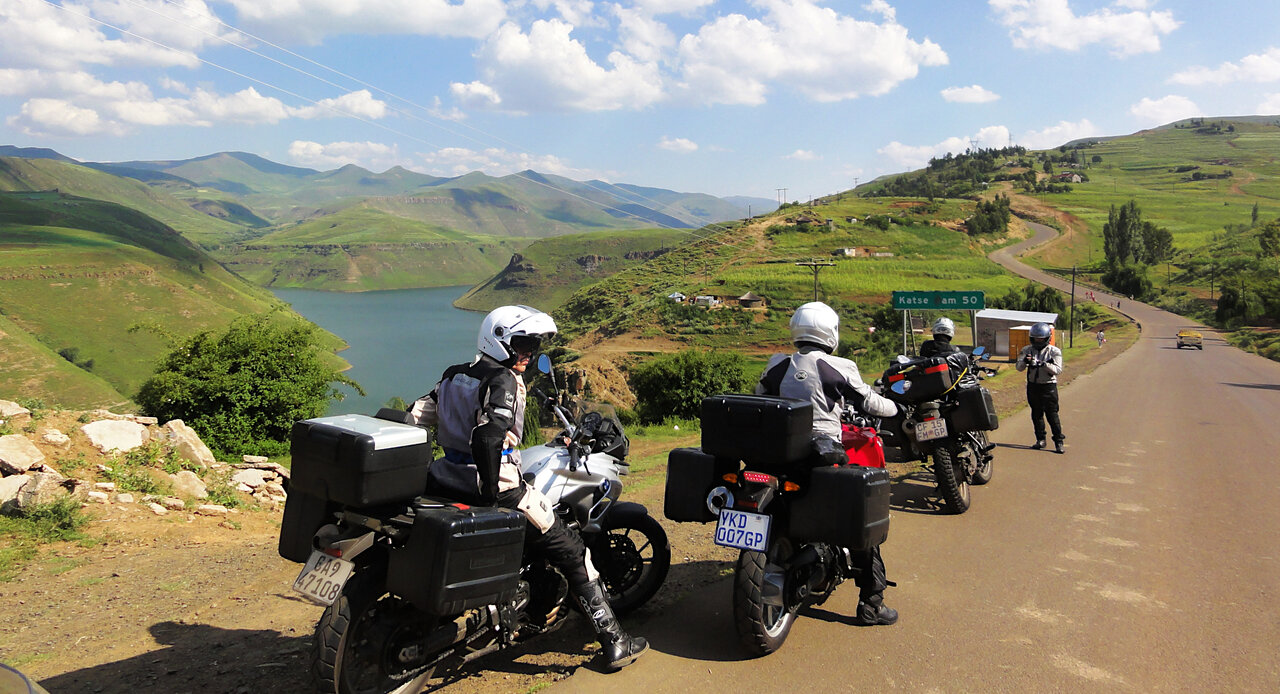 Motorräder mit Blick auf das Katse-Dam-Tal im Hochland von Lesotho