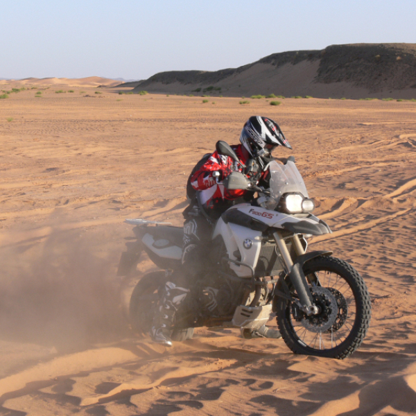 Motorradreisen Afrika Metropole staubigen Fluss