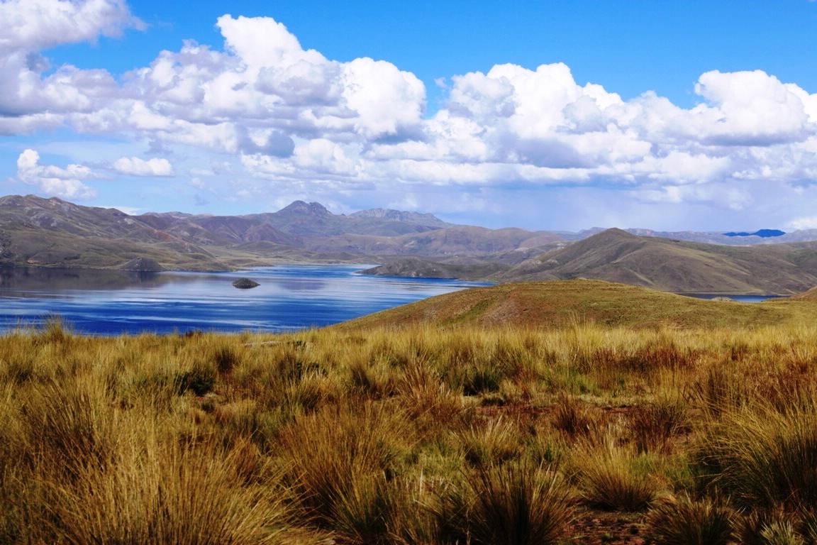 Titicacasee: Höchstgelegener schiffbarer See mit schimmerndem Wasser und schwimmenden Inseln