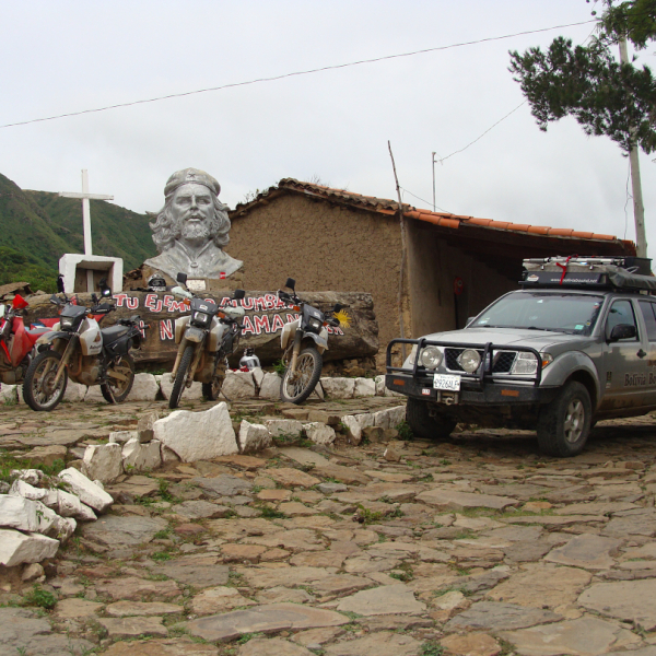 Motorradreisen Bolivien Schotterstraße Picknick Unterkunft