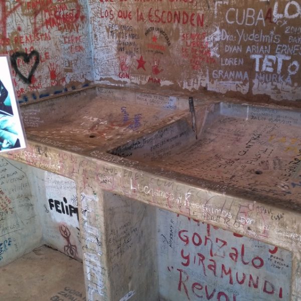 Motorradreisen Bolivien La Higuera Grab Тania