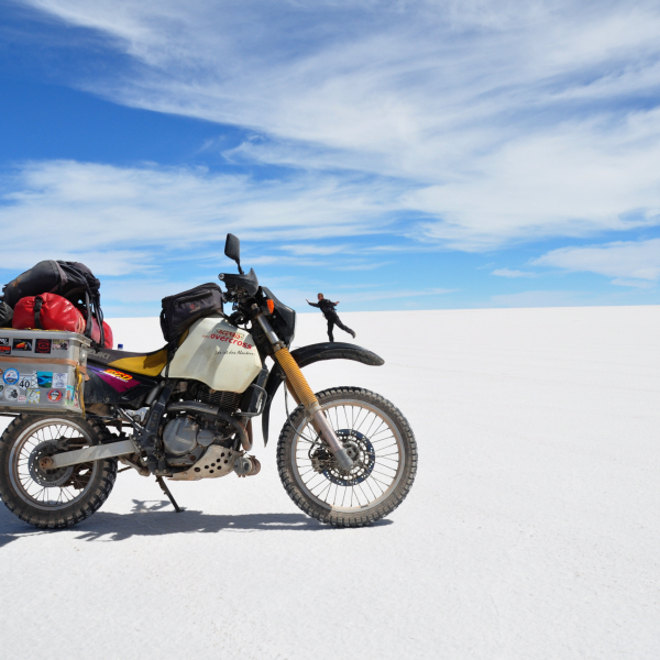 Reise-Enduro-Motorrad auf dem Salar de Uyuni in Bolivien