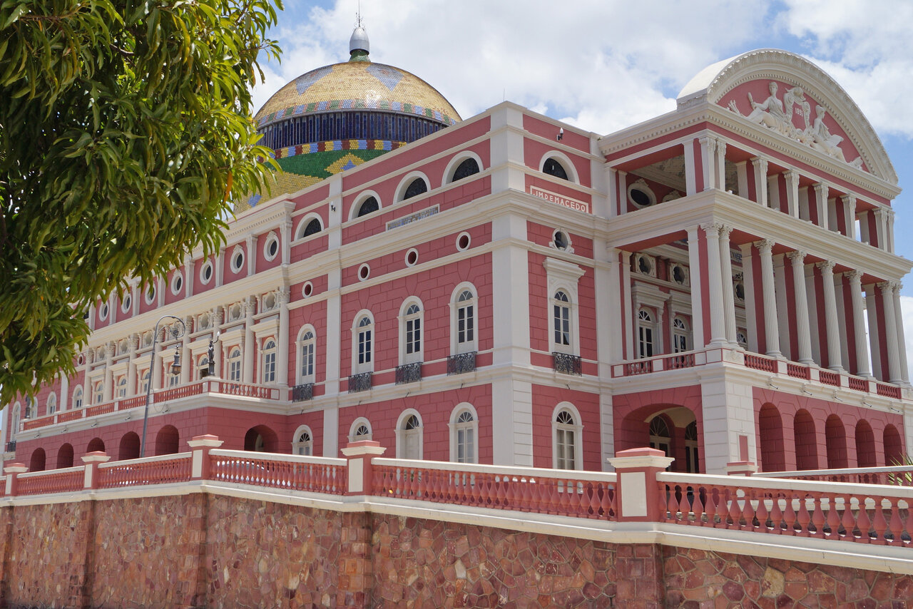 Edificio colonial rosa y blanco con una cúpula de mosaico de colores