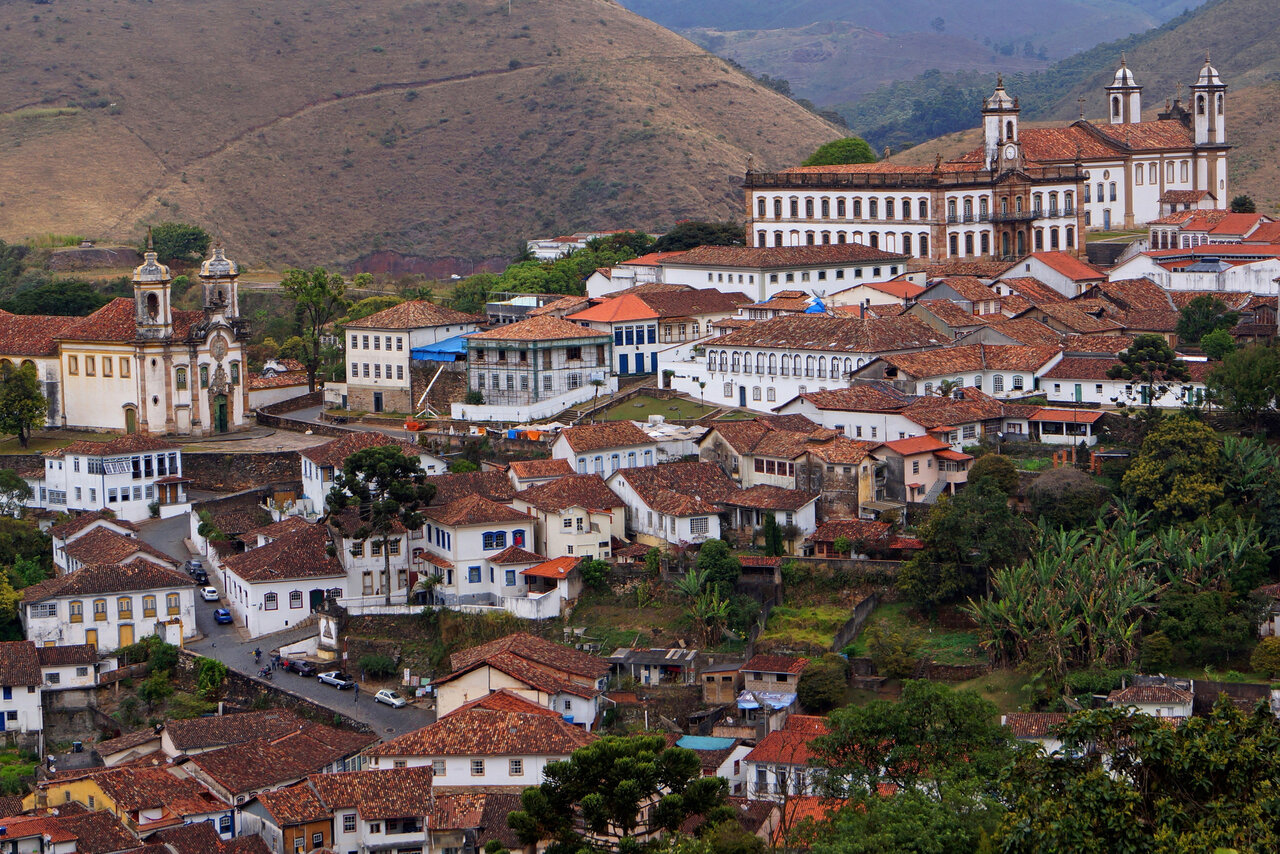Koloniale Dächer und Kirchtürme von Ouro Preto, gesehen von einem Hügel