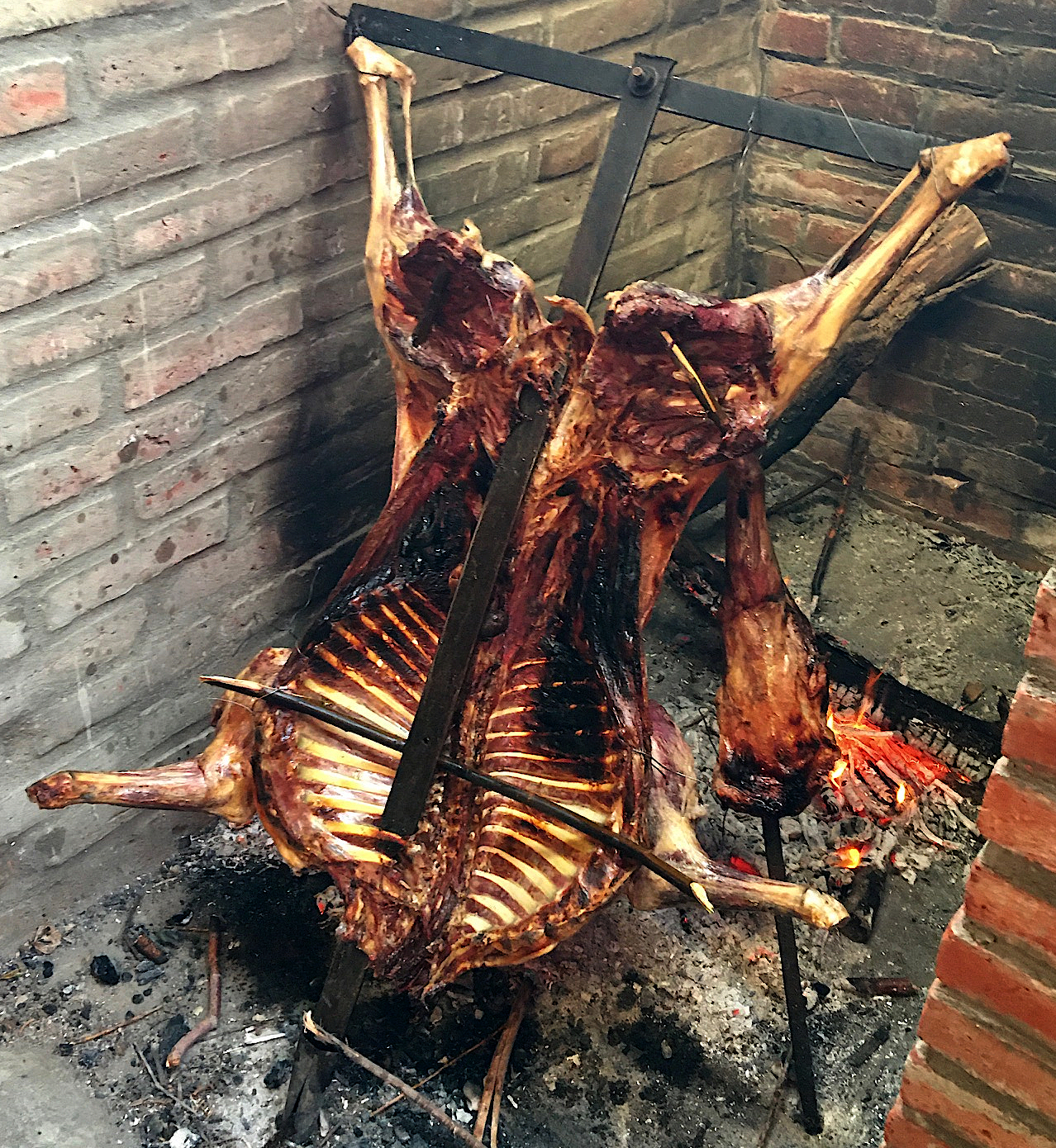 Zubereitung eines Cordero - Asado während unseres Motorradabenteuers 
