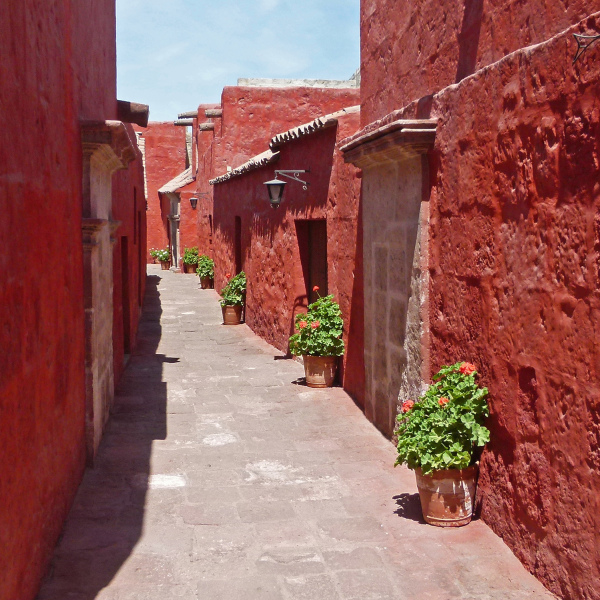 Motorradreisen Peru Arequipa Tuff weiß